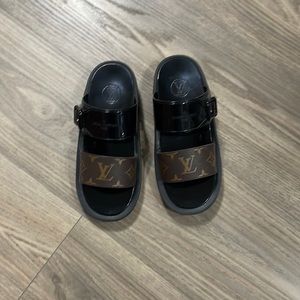 Authentic Louis Vuitton ! These slides are very comfortable. Size (37) 7
